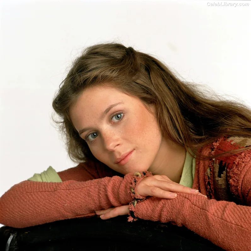 Anna Friel photo 5 of 40