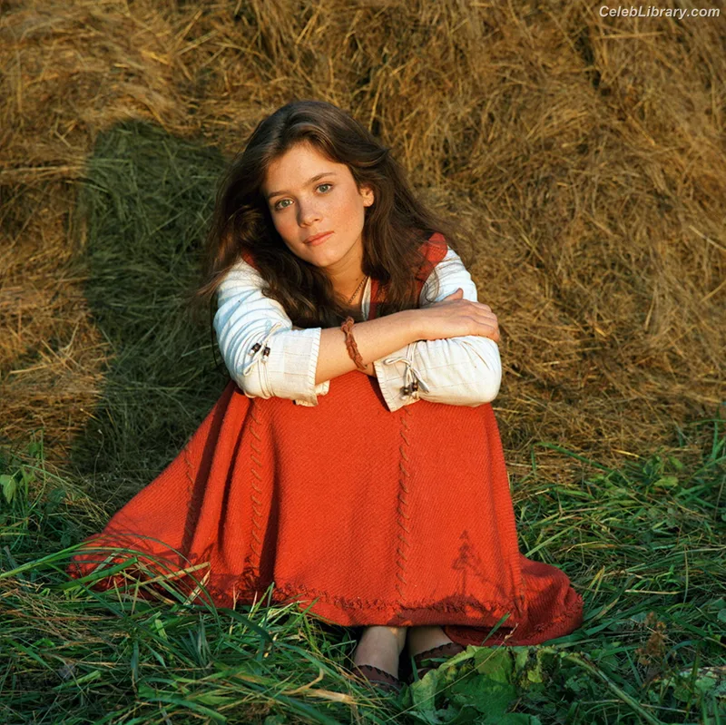 Anna Friel photo 6 of 40