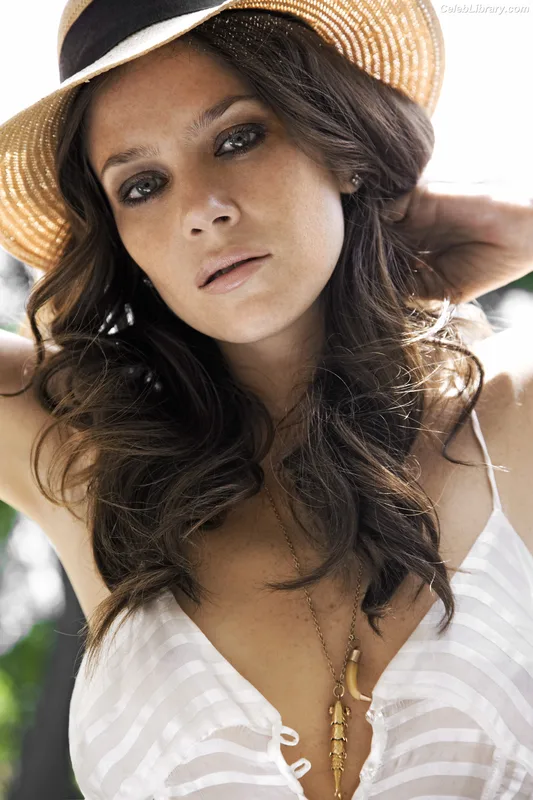 Anna Friel photo 9 of 40