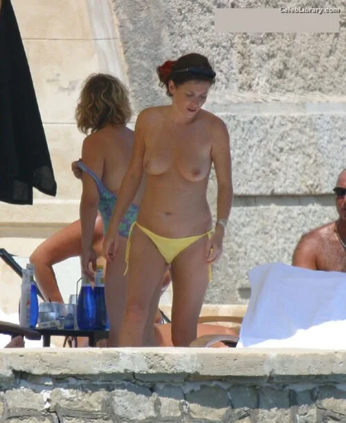 Anna Friel photo 14 of 40
