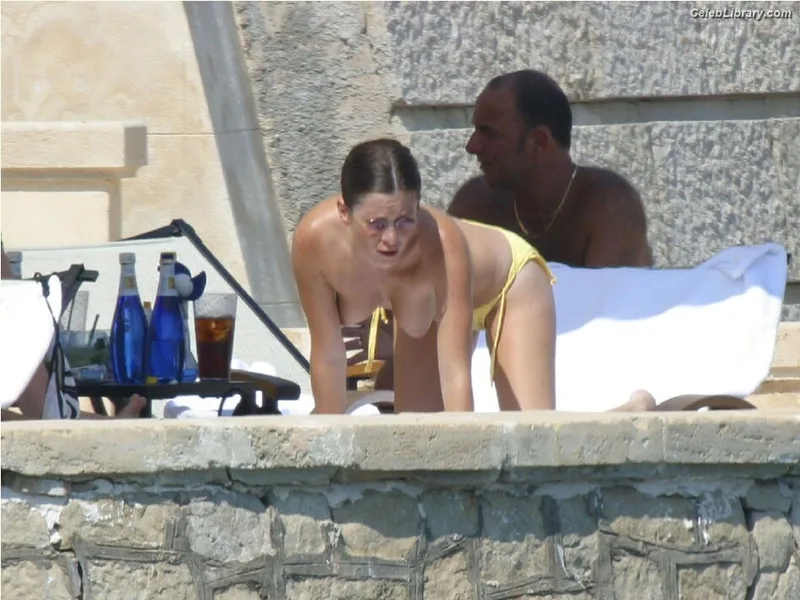 Anna Friel photo 21 of 40