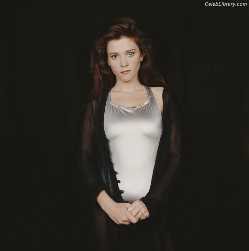 Anna Friel photo 10 of 40
