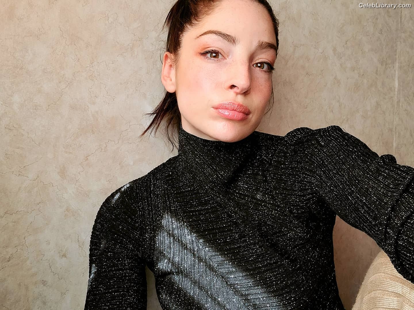 Anna Hopkins photo 4 of 68