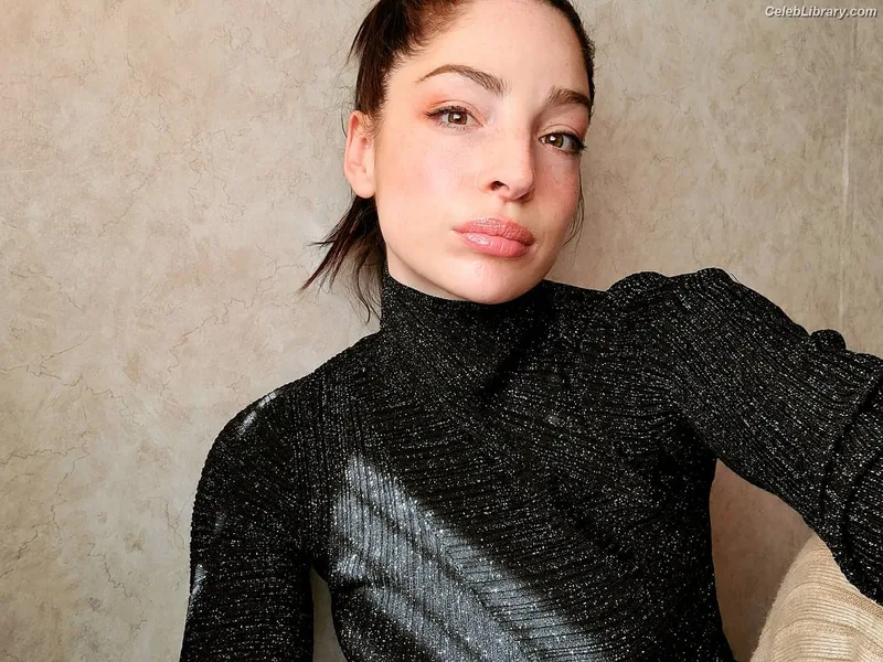 Anna Hopkins photo 4 of 68