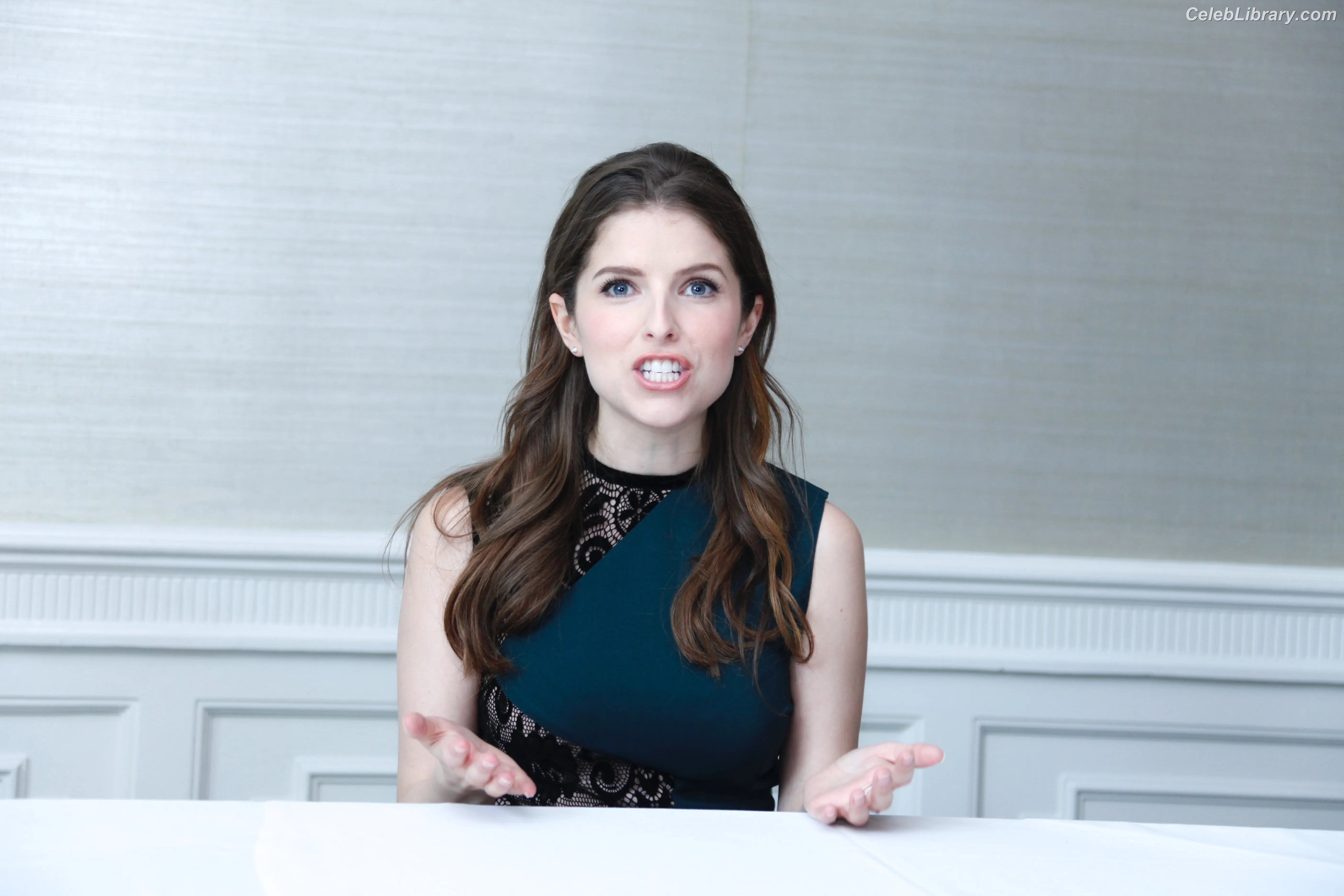 Anna Kendrick photo 4 of 1723