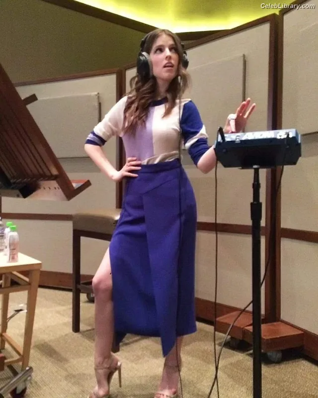 Anna Kendrick photo 1 of 1724