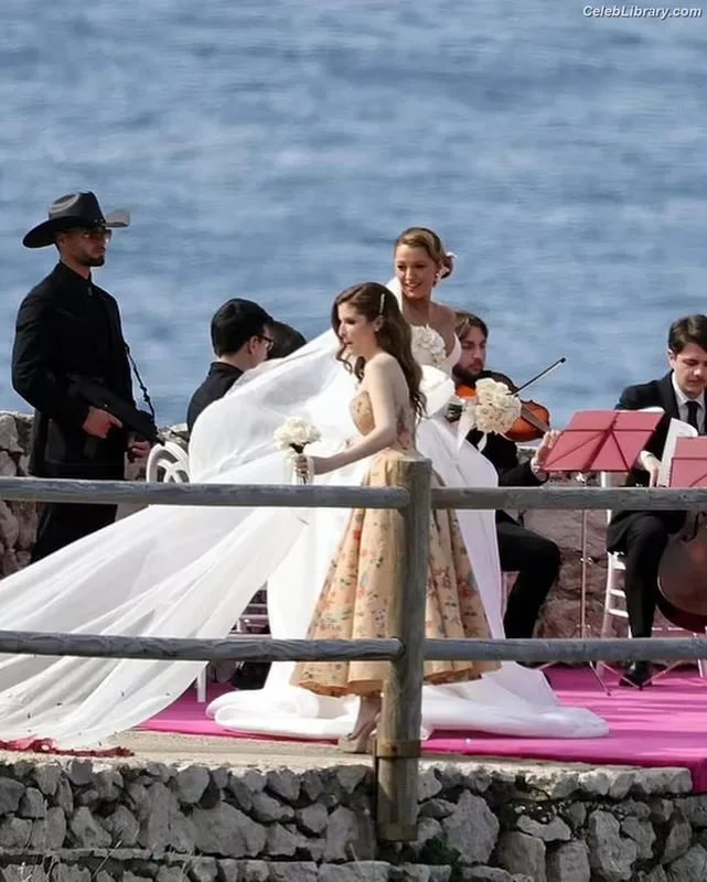 Anna Kendrick photo 2 of 1724
