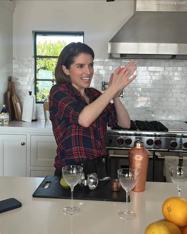 Anna Kendrick photo 1 of 1724
