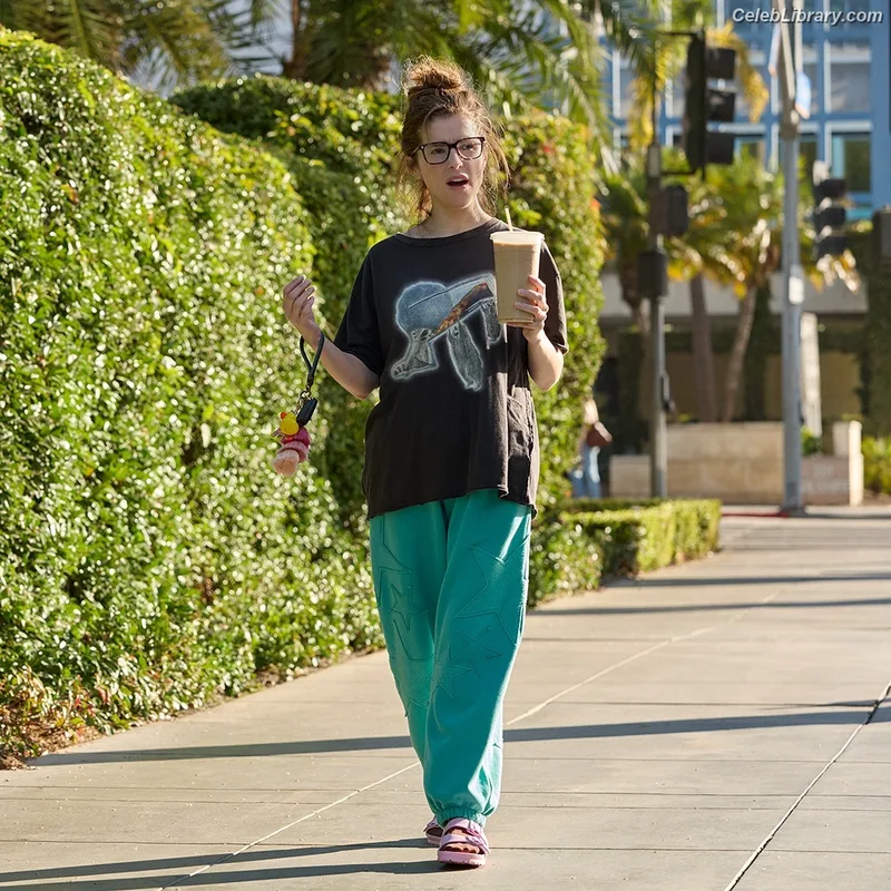 Anna Kendrick photo 13 of 1724