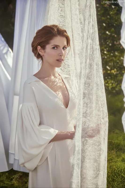 Anna Kendrick photo 1 of 1724