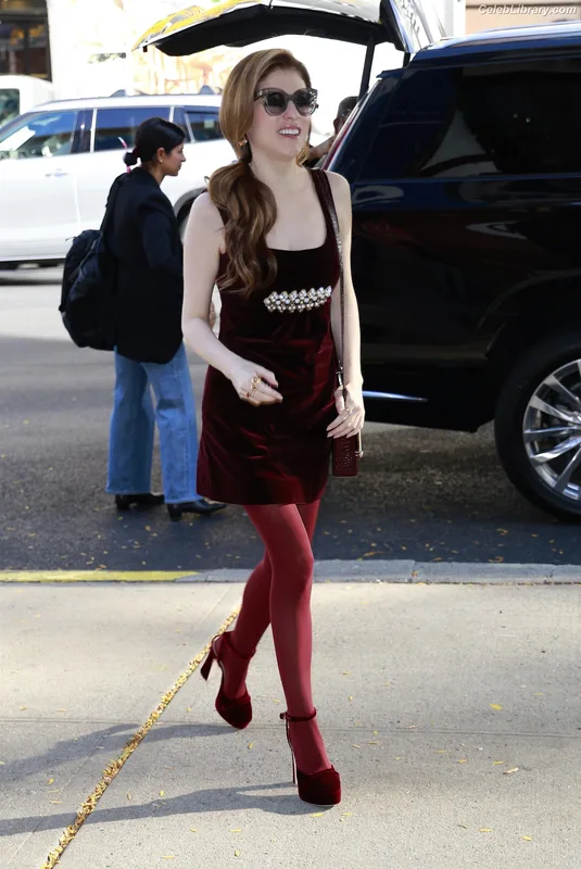 Anna Kendrick photo 1 of 1724