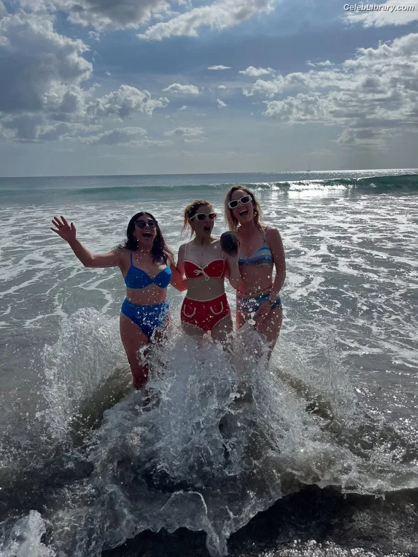 Anna Kendrick photo 1 of 1724