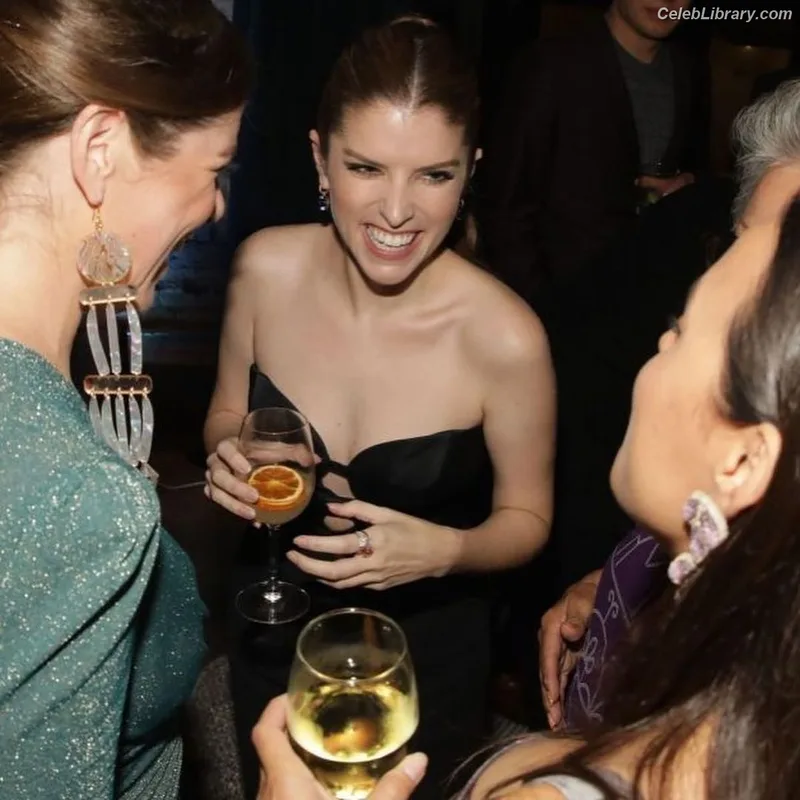 Anna Kendrick photo 5 of 1724