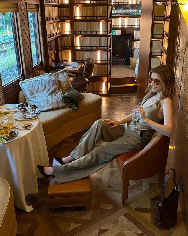 Anna Kendrick photo 11 of 1724