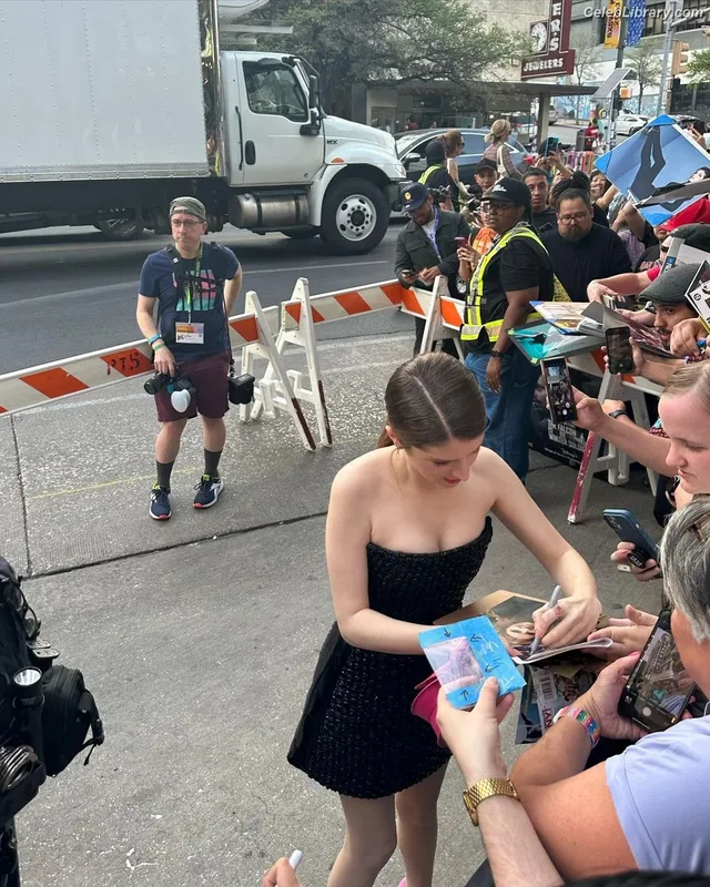 Anna Kendrick photo 6 of 1724