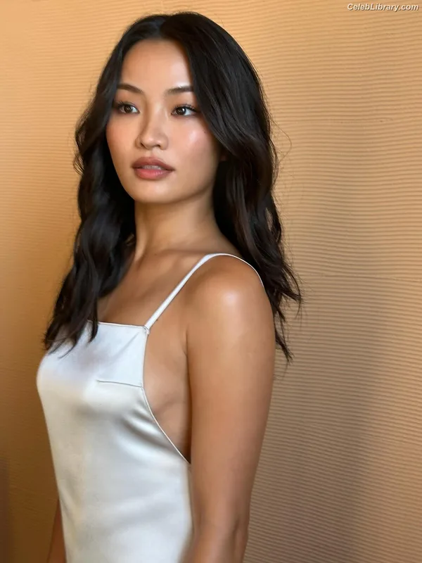 Anna Sawai photo 2 of 608