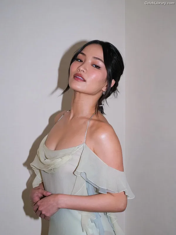 Anna Sawai photo 10 of 608