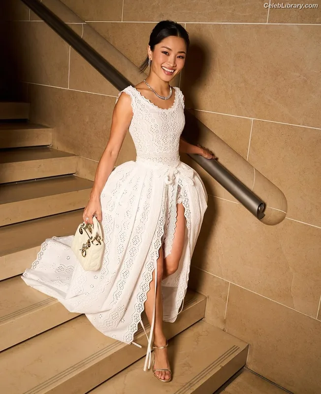 Anna Sawai photo 10 of 608