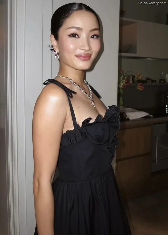 Anna Sawai photo 16 of 608