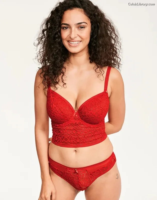 Anna Shaffer photo 12 of 24
