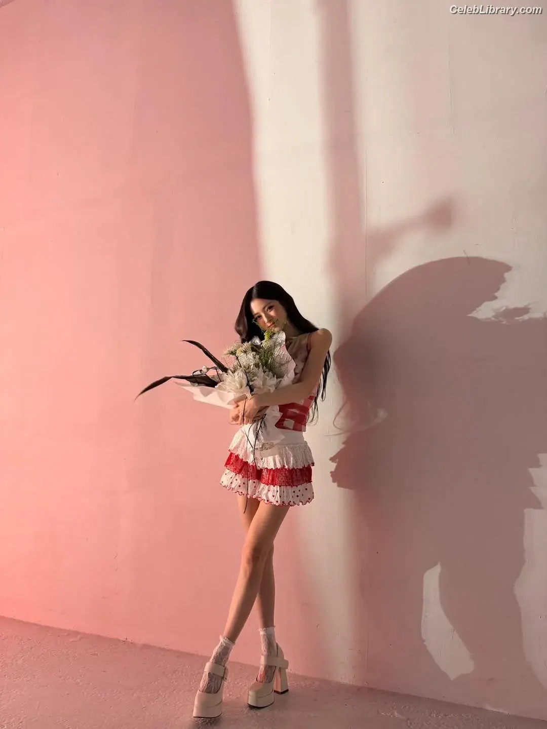 Anna (Tanaka Anna) MEOVV photo 22 of 102