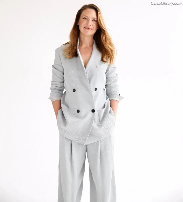 Anna Torv photo 3 of 82