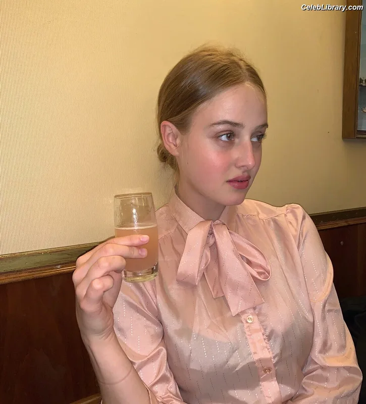 Anna Van Patten photo 3 of 9