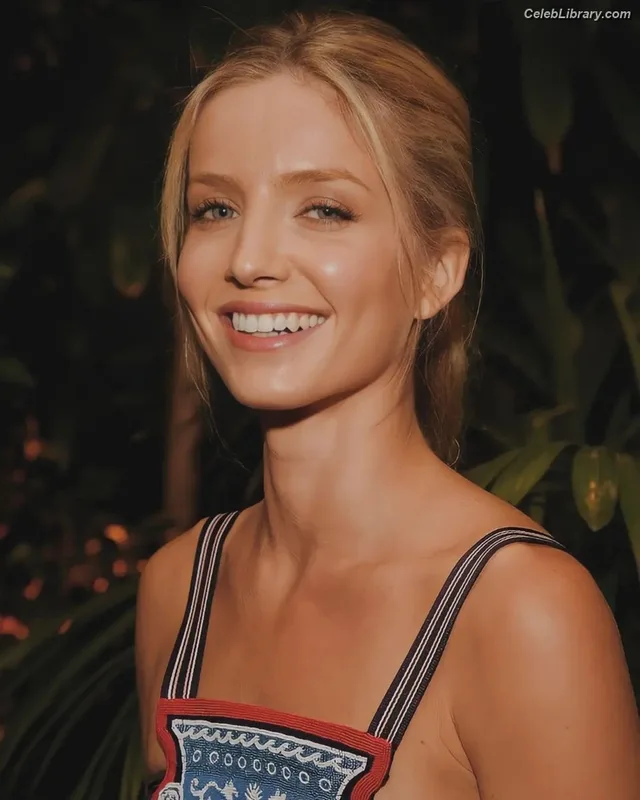 Annabelle Wallis photo 13 of 27