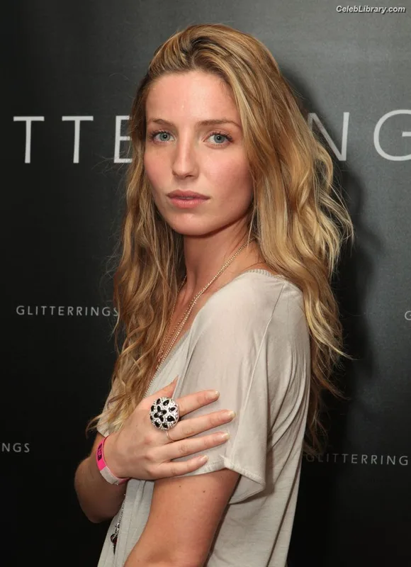 Annabelle Wallis photo 1 of 27