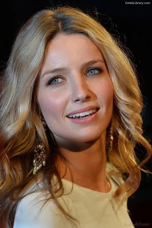 Annabelle Wallis photo 2 of 27
