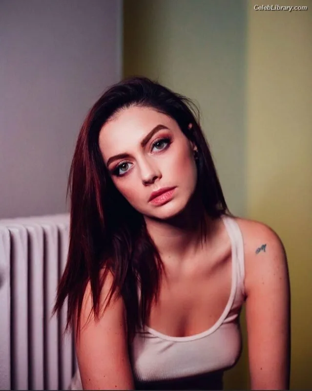 Annalisa Scarrone photo 7 of 76