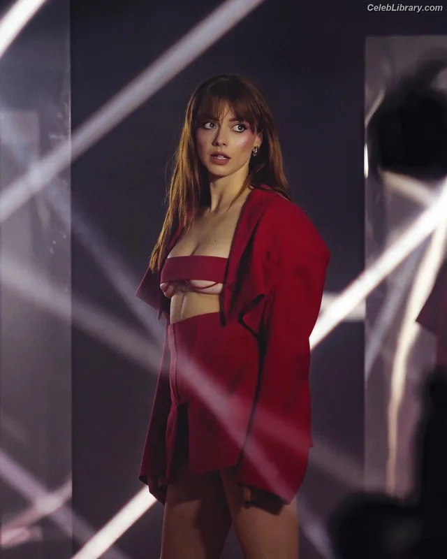 Annalisa Scarrone photo 13 of 76