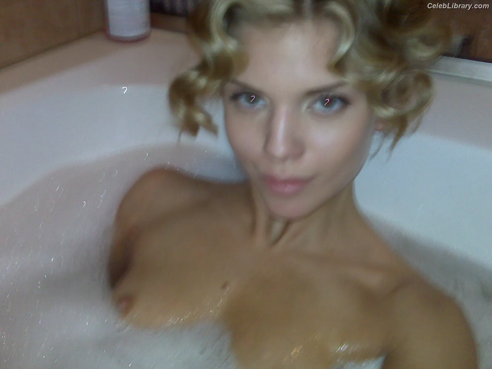 AnnaLynne McCord photo 3 of 59