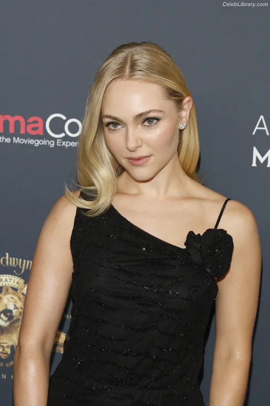 AnnaSophia Robb photo 24 of 766