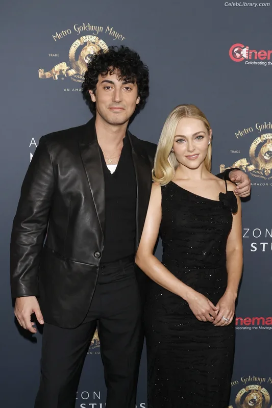 AnnaSophia Robb photo 1 of 766