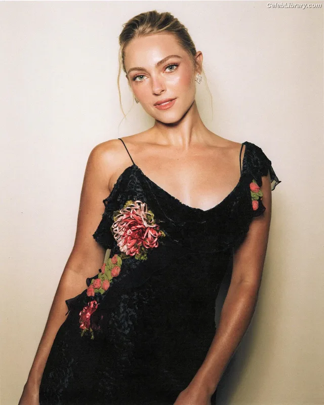 AnnaSophia Robb photo 20 of 766