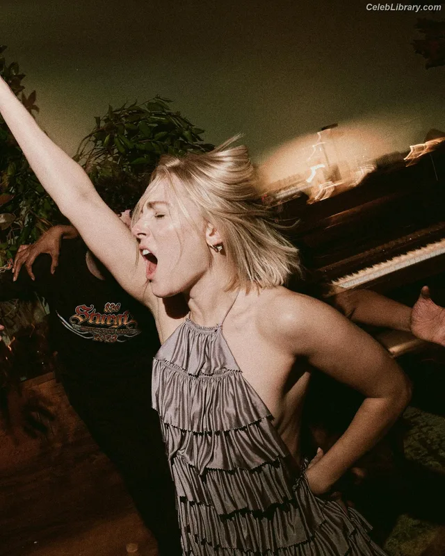 AnnaSophia Robb photo 10 of 766