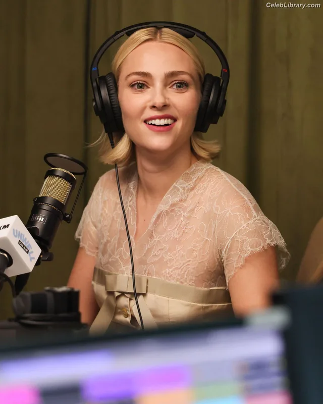 AnnaSophia Robb photo 18 of 766