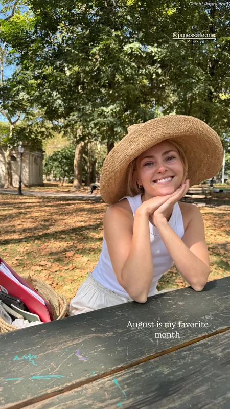 AnnaSophia Robb photo 15 of 766