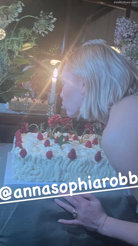 AnnaSophia Robb photo 14 of 766