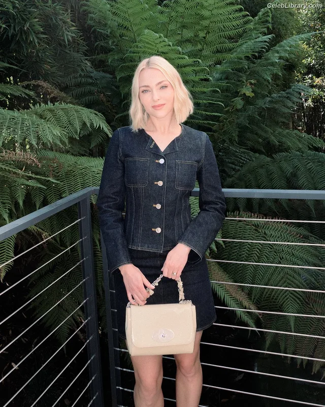 AnnaSophia Robb photo 24 of 766