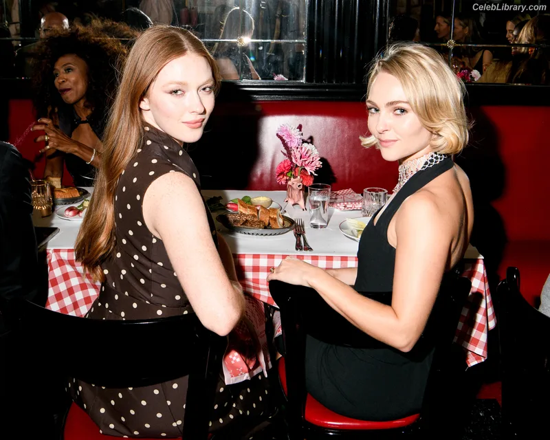 AnnaSophia Robb photo 18 of 766