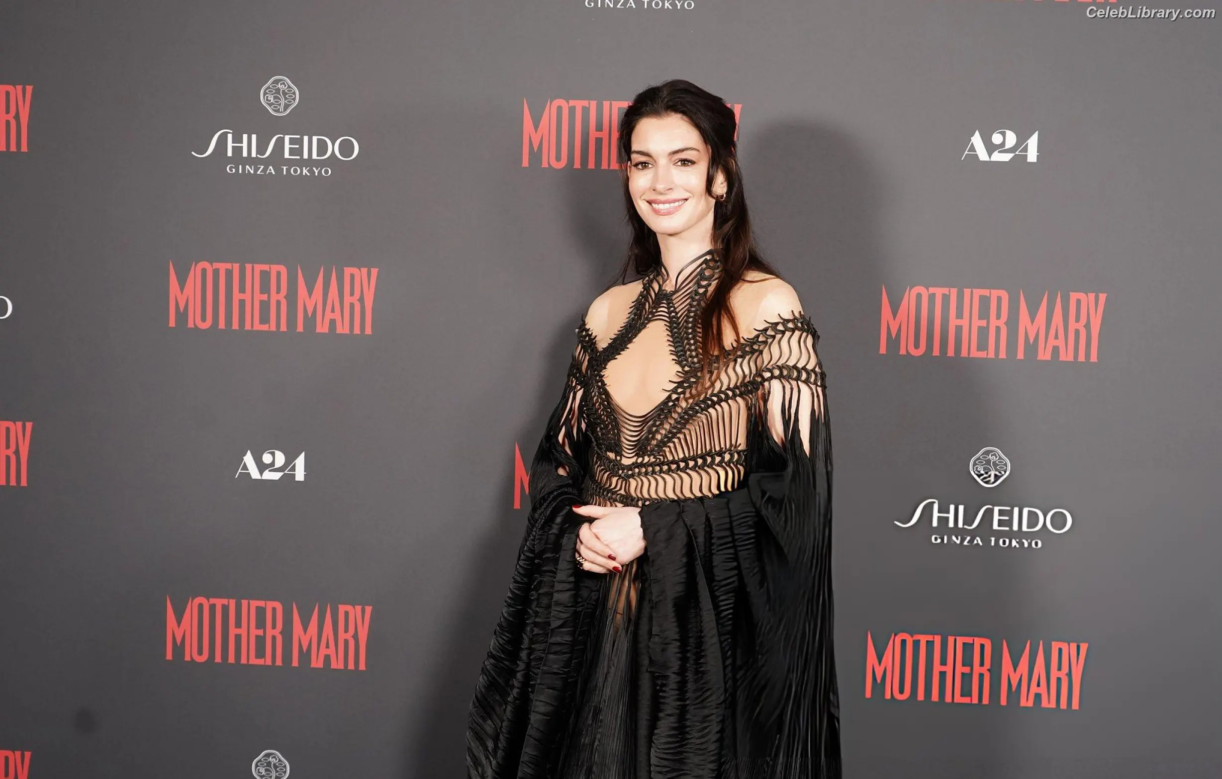 Anne Hathaway photo 19 of 1532