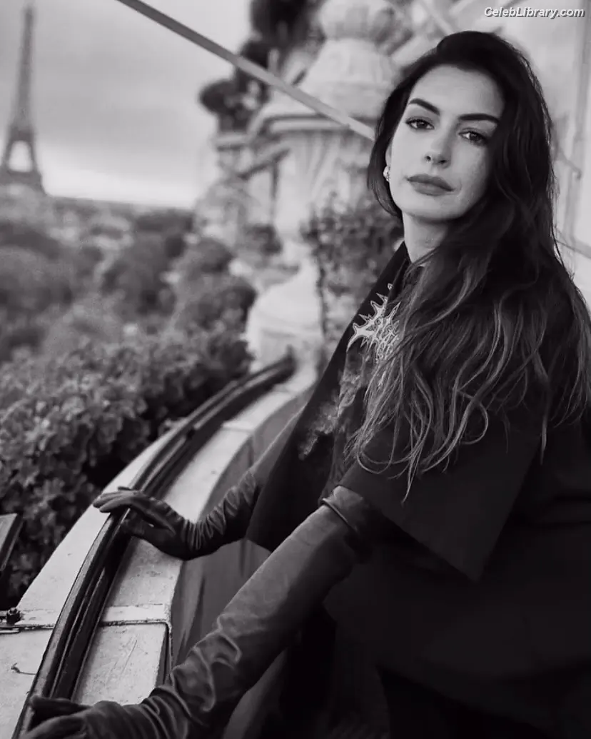 Anne Hathaway photo 12 of 1532