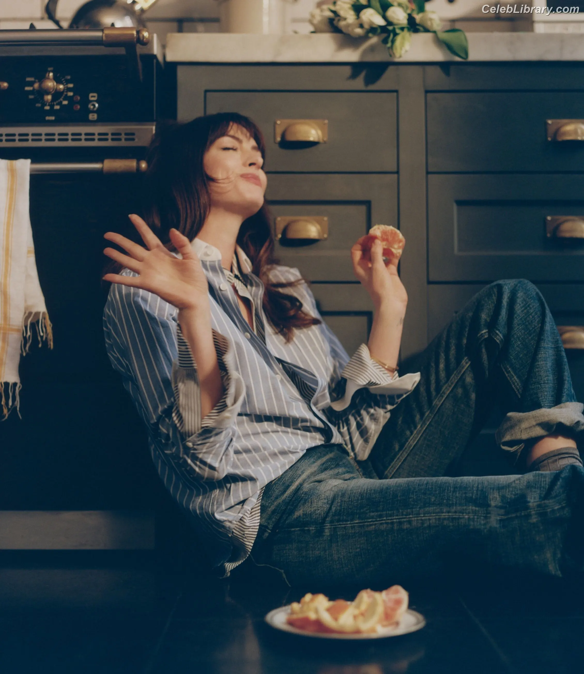 Anne Hathaway photo 3 of 1532