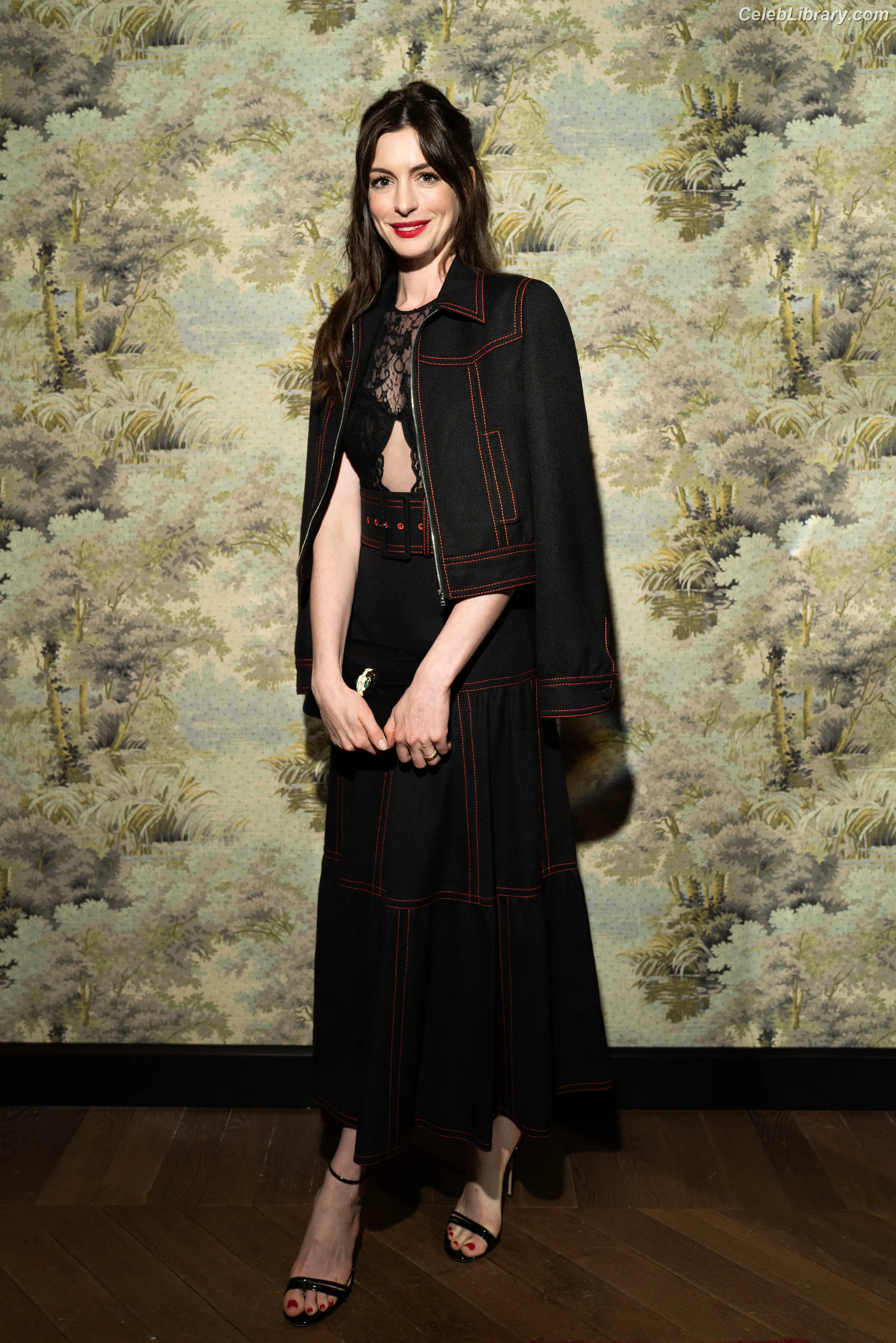 Anne Hathaway photo 6 of 1532
