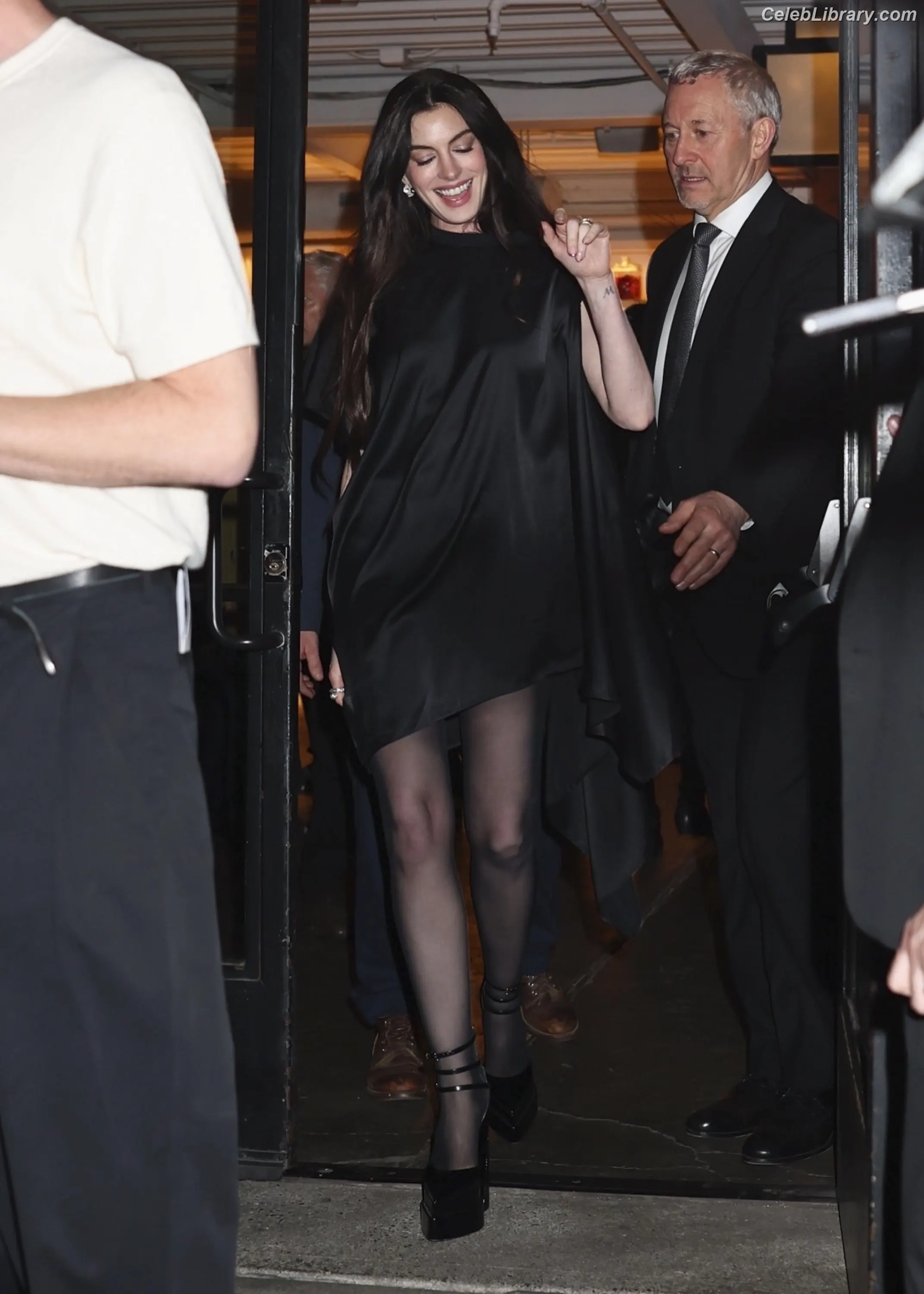 Anne Hathaway photo 10 of 1532