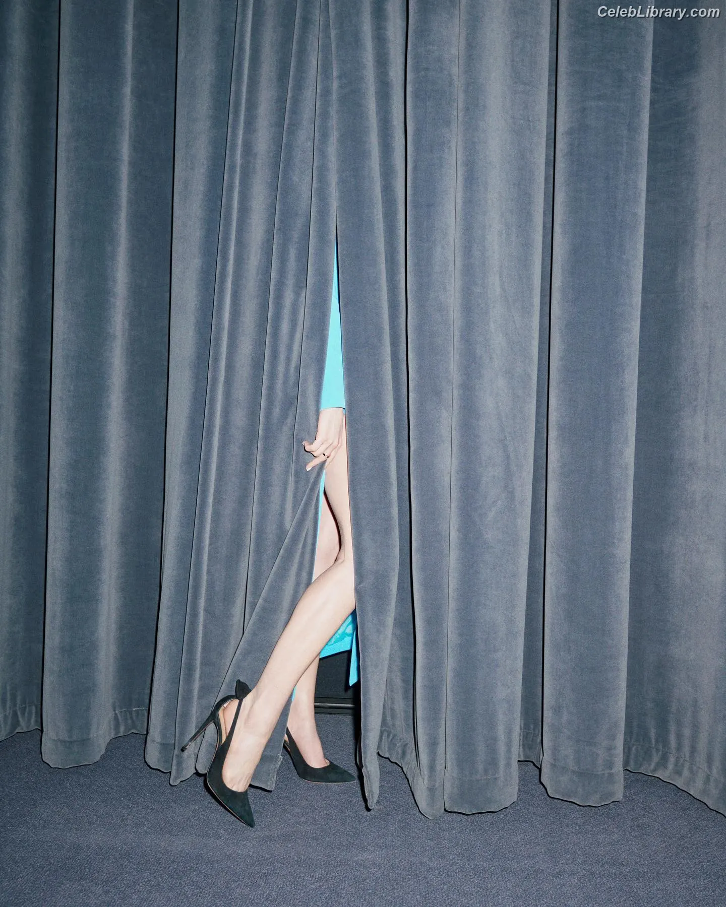 Anne Hathaway photo 16 of 1532