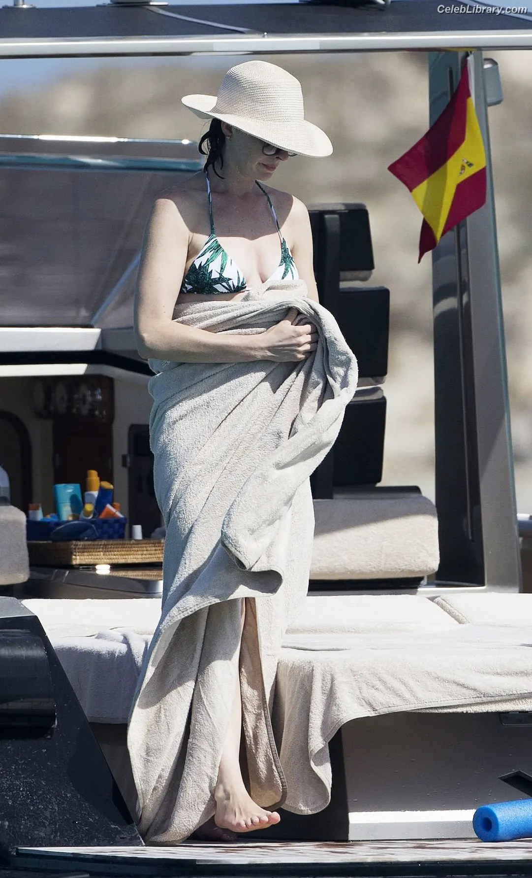 Anne Hathaway photo 6 of 1532