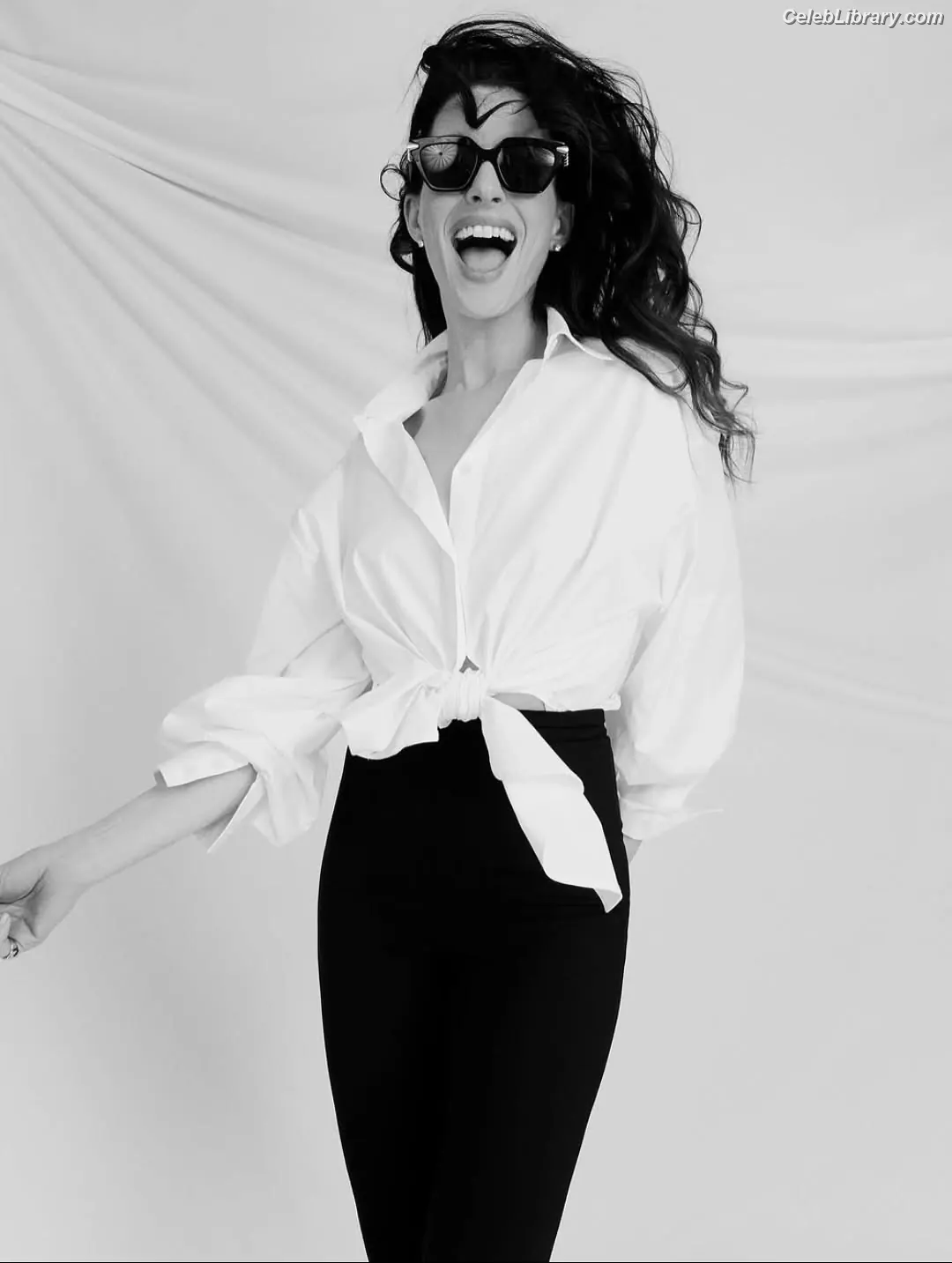 Anne Hathaway photo 11 of 1532